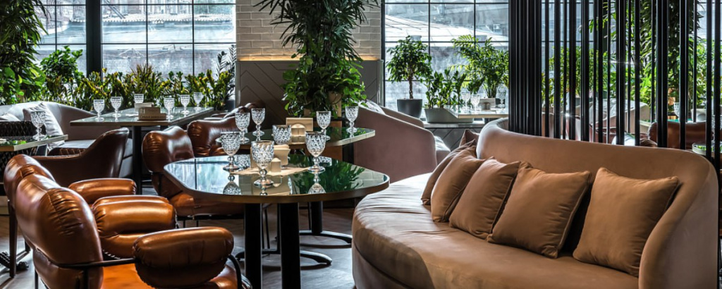 радиусные диваны в интерьере ресторана